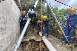 Τραγωδία στον Πύργο: Ολοκληρώθηκε η ανάσυρση του 36χρονου από το πηγάδι (pics)