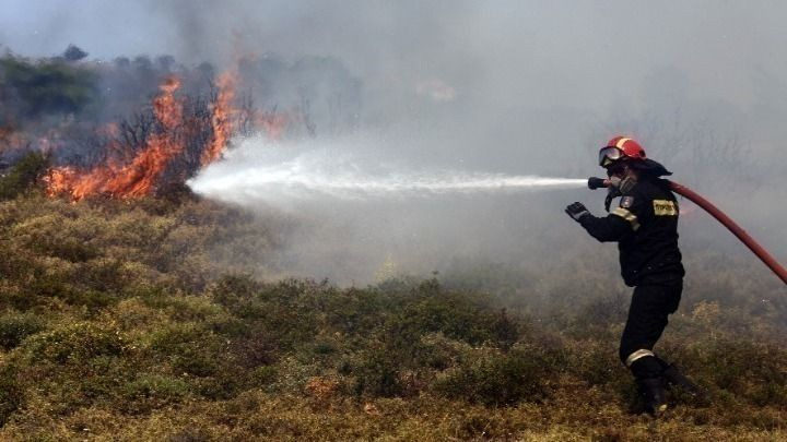 Πυρκαγιά σε χαμηλή βλάστηση στην Κάρυστο Ευβοίας