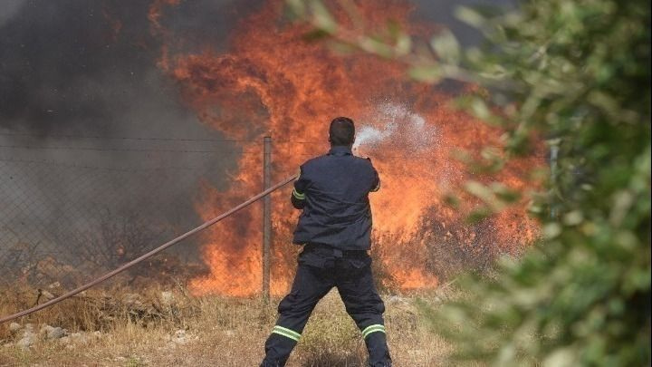 Πυρκαγιά σε χαμηλή βλάστηση στα Σπάτα