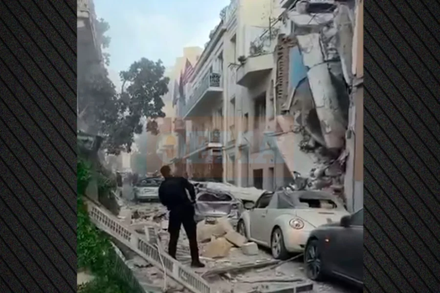 Ισχυρή έκρηξη σε κτήριο στην Πλάκα, ένας τραυματίας, απεγκλωβίστηκε μια γυναίκα
