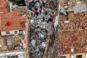 Φονική έκρηξη στην Πλάκα: Ψάχνουν το λάθος που οδήγησε στην τραγωδία, στο μικροσκόπιο η εγκατάσταση αερίου, ξεκινούν οι αυτοψίες