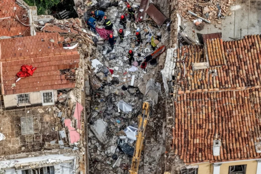 Φονική έκρηξη στην Πλάκα: Ψάχνουν το λάθος που οδήγησε στην τραγωδία, στο μικροσκόπιο η εγκατάσταση αερίου, ξεκινούν οι αυτοψίες