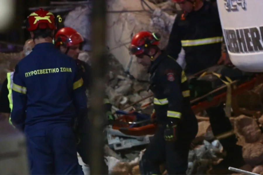 Έκρηξη στην Πλάκα: Ανασύρθηκε νεκρή από τον πρώτο όροφο – Συνεχίζονται οι έρευνες για τους άλλους 5 αγνοούμενους