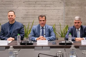 Μεγάλο deal 137,1 εκατ. ευρώ για τις δομές μεταναστών: Αυτοί είναι οι πέντε επιχειρηματικοί κολοσσοί που αναλαμβάνουν τα έργα