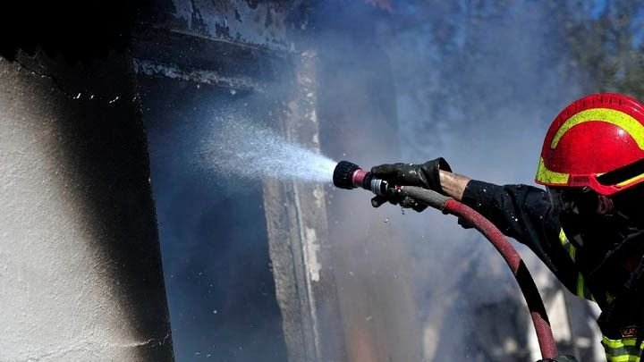 Πυρκαγιά σε εγκαταλελειμμένο κτίριο στο κέντρο της Αθήνας