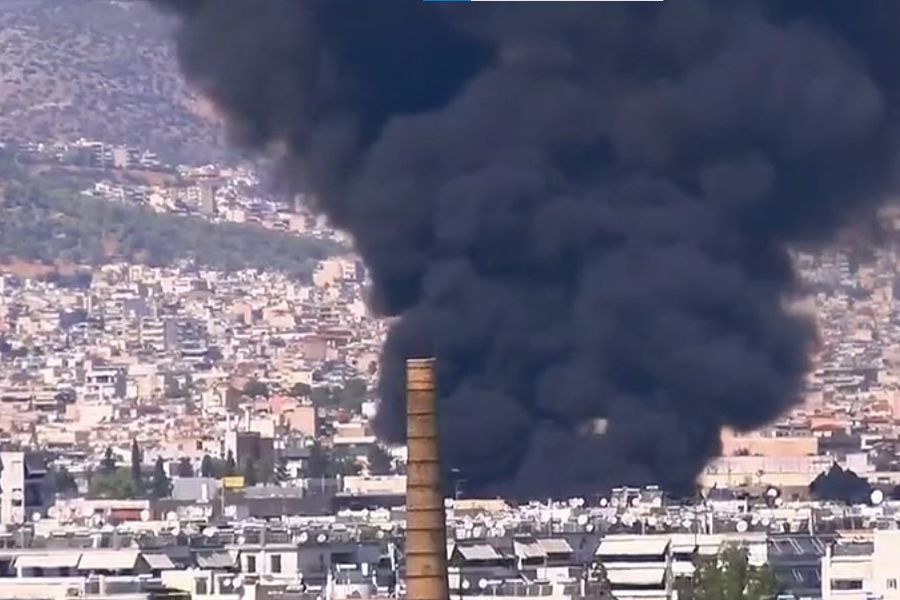 Μεγάλη φωτιά στον Ρέντη: Πυκνός μαύρος καπνός, καίγονται λάστιχα και παλέτες – «Κλείστε πόρτες και παράθυρα»