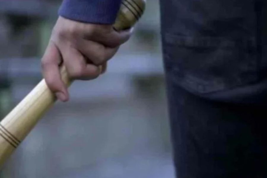 Χειροπέδες σε 26χρονο που επιτέθηκε με ρόπαλο στην πρώην σύζυγό του