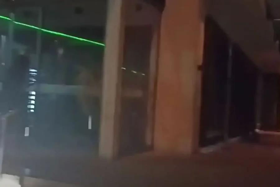 Ρουβίκωνας: Επίθεση με βαριοπούλες στο εργοστάσιο της «Βιολάντα» στη Λάρισα