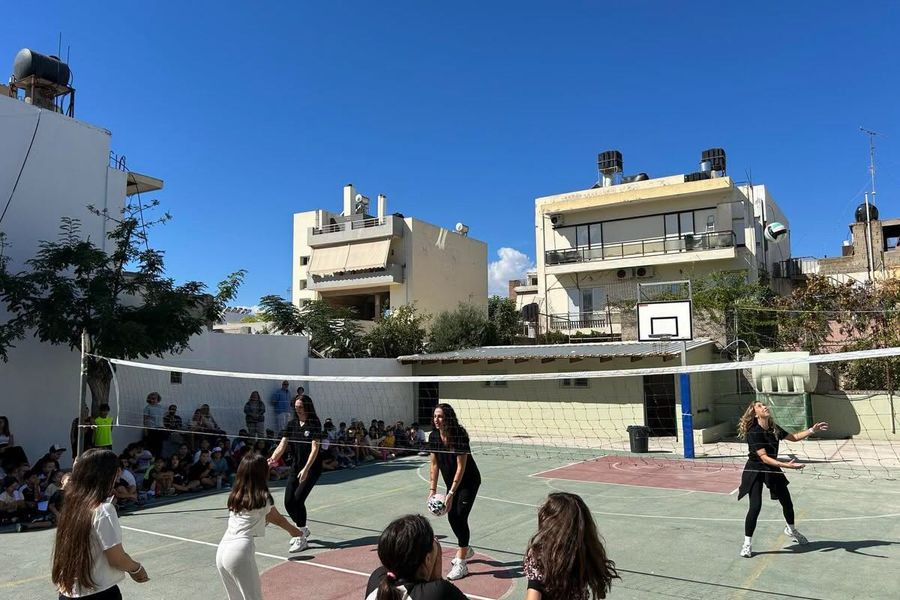 Τα κορίτσια του ΟΦΗ έπαιξαν βόλεϊ με τους μαθητές του 12ου Δημοτικού Σχολείου