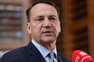 «Έχω ρύζι, κονσέρβες και ξέρω πού είναι το καταφύγιο»: Η δήλωση του Πολωνού ΥΠΕΞ για … επιβίωση