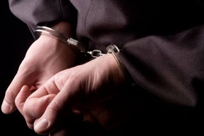 Μπαράζ συλλήψεων σε τρεις νομούς της Κρήτης – Χειροπέδες σε 5 άτομα για ναρκωτικά και όπλα