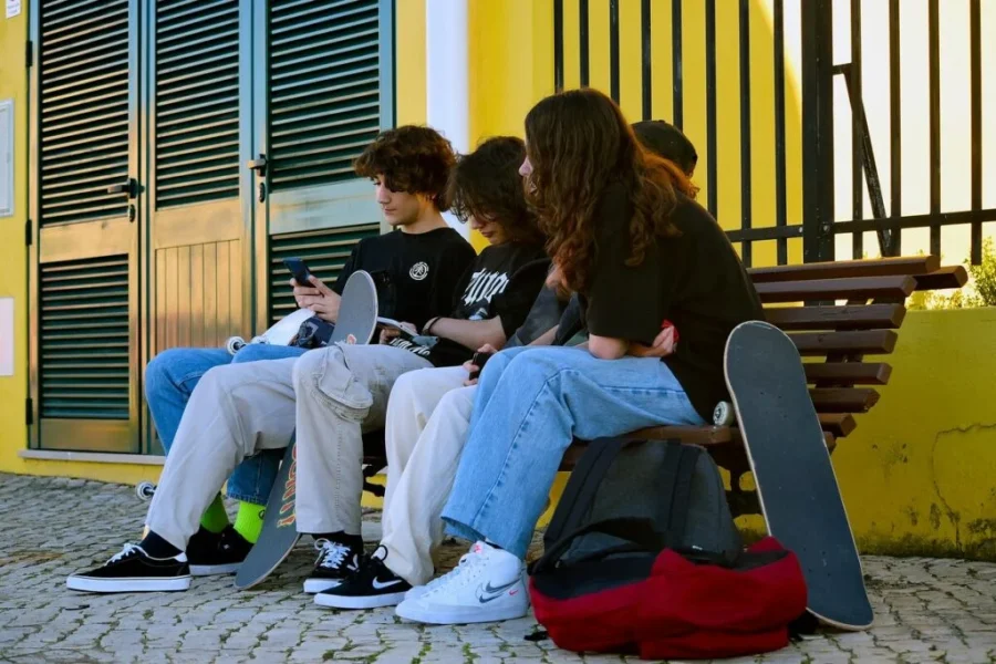 Καθολικό το μπλόκο στα social media για ανήλικους κάτω των 15 ετών – Τι περιλαμβανει το κυβερνητικό σχέδιο και που διαφέρει από το ευρωπαϊκό