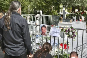 Βουνό από λουλούδια και μηνύματα στο μνήμα του Μαζωνάκη – Ησυχία για να θρηνήσει ζήτησε η αδελφή του (pics)