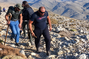 Ανέβηκε ξυπόλητος στην κορυφή του Ψηλορείτη, στον Τίμιο Σταυρό για την εκπλήρωση ενός τάματος!