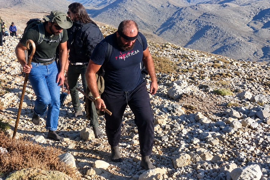 Ανέβηκε ξυπόλητος στην κορυφή του Ψηλορείτη, στον Τίμιο Σταυρό για την εκπλήρωση ενός τάματος!