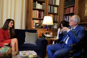 Στο Προεδρικό Μέγαρο η Αμάλ Αλαμουντίν – Συναντήθηκε με τον Κωνσταντίνο Τασούλα