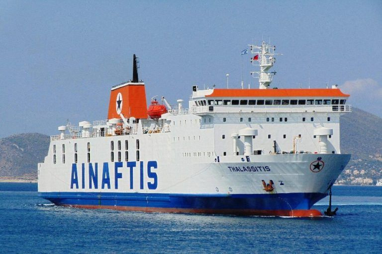 Μηχανική βλάβη σε φορτηγό – οχηματαγωγό πλοίο στο Ρέθυμνο