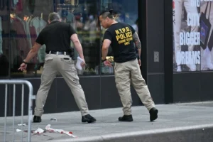 Δύο νεκροί στην Times Square: Αστυνομικοί πυροβόλησαν γυναίκα που μαχαίρωσε δύο ανθρώπους