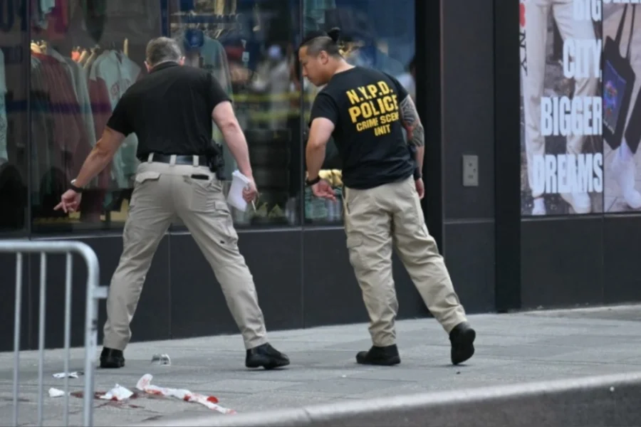 Δύο νεκροί στην Times Square: Αστυνομικοί πυροβόλησαν γυναίκα που μαχαίρωσε δύο ανθρώπους