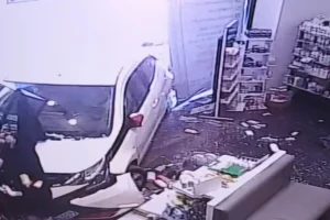 Αυτοκίνητο «μπούκαρε» σε φαρμακείο στη Νέα Μάκρη, δεν υπήρξαν τραυματισμοί