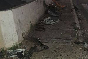 Σοβαρό τροχαίο στα Χανιά – Αυτοκίνητο έπεσε πάνω σε ΚΑΦΑΟ και φανάρι (pics)