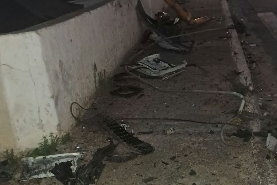 Σοβαρό τροχαίο στα Χανιά – Αυτοκίνητο έπεσε πάνω σε ΚΑΦΑΟ και φανάρι (pics)