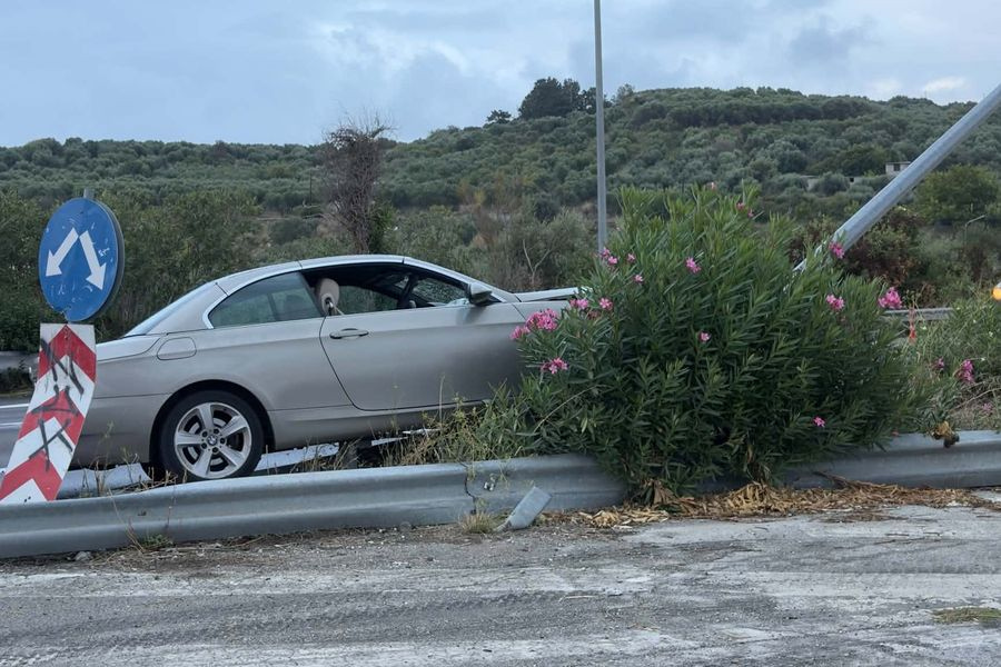 Έσκασε το λάστιχο και έπεσε πάνω σε κολώνα στον ΒΟΑΚ (φωτό)