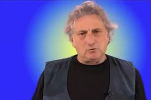 Από τα SMS της πλασμαφαίρεσης στις «μετενσαρκώσεις»: Το σκοτεινό παρελθόν του υπνοθεραπευτή που ερευνάται για τον θάνατο του Μαζωνάκη