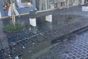 Ξεχείλισε αγωγός… Γέμισε λύματα κεντρικός πεζόδρομος στα Χανιά (φωτό)