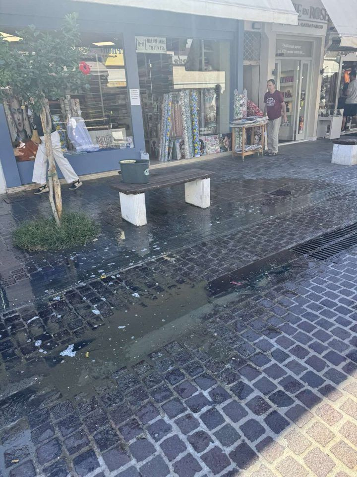 Ξεχείλισε αγωγός… Γέμισε λύματα κεντρικός πεζόδρομος στα Χανιά (φωτό)