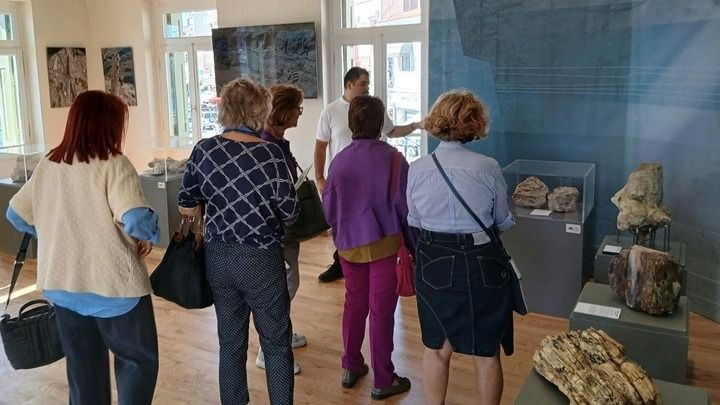 Με νέα ευρήματα απολιθωμάτων τα εγκαίνια του ανακαινισμένου από τον δήμο Μυτιλήνης εμβληματικού παλιού Λιμεναρχείου