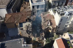 Εικόνες καταστροφής από το κτήριο που κατέρρευσε μετά την έκρηξη στην Πλάκα – Έσπασαν τζαμαρίες σε γειτονικά σπίτια, ζημιές και σε ΙΧ