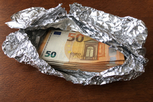 Αποθηκεύουν τα χρήματά τους σε αλουμινόχαρτο: Το απρόσμενο κόλπο με τα μετρητά