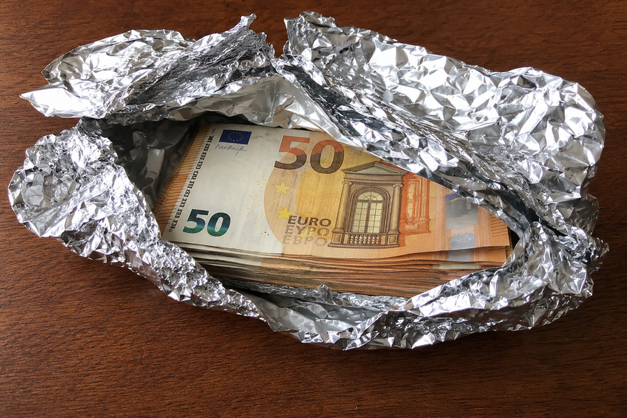 Αποθηκεύουν τα χρήματά τους σε αλουμινόχαρτο: Το απρόσμενο κόλπο με τα μετρητά