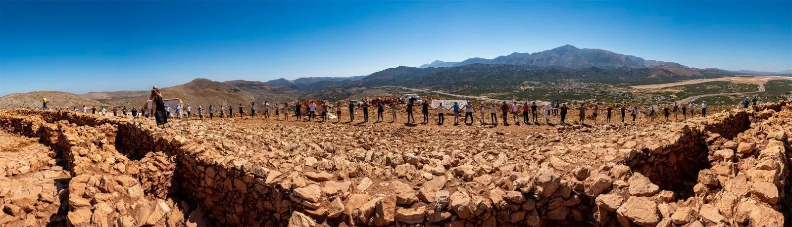 «Γιατί φοβούνται να προστατέψουν το μνημείο στην κορυφή της Παπούρας;»