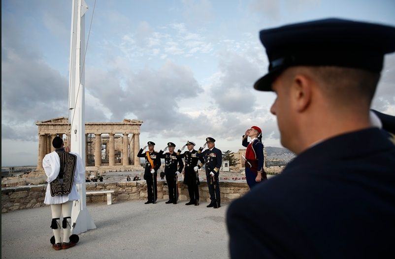 82η επέτειος Απελευθέρωσης της Αθήνας – Έπαρση της Σημαίας στον Ιερό Βράχο της Ακρόπολης