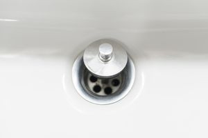 Γιατί οι ειδικοί προτείνουν να ψεκάσετε με ξίδι το σιφόνι του μπάνιου
