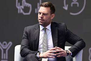 Ο Κασσελάκης «κατέβασε» το σποτ με τη μουσική του Ξαρχάκου, μετά την αντίδραση του μουσικοσυνθέτη