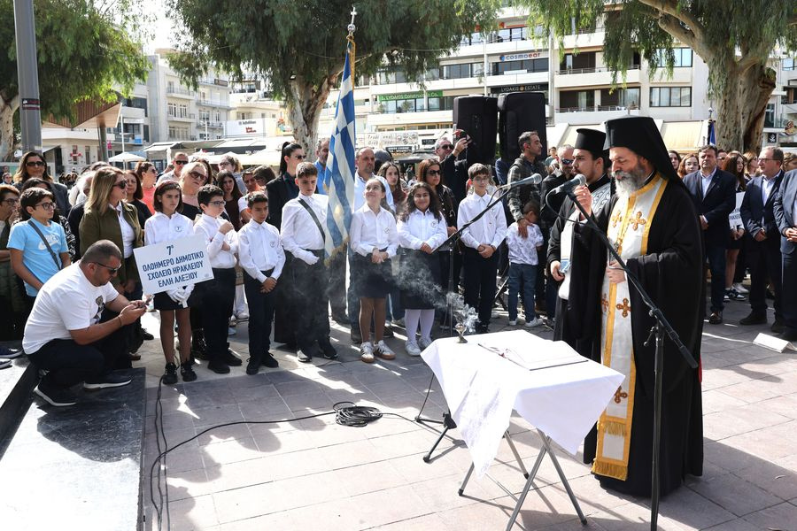 Ηράκλειο: Μαθητές και φοιτητές κατέθεσαν στεφάνια στο Μνημείο του Αγνώστου Στρατιώτη
