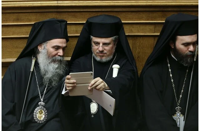 «Καμπανάκι» για τους κληρικούς για την παρουσία τους στα social media – Οι δέκα «εντολές» της Ιεράς Συνόδου