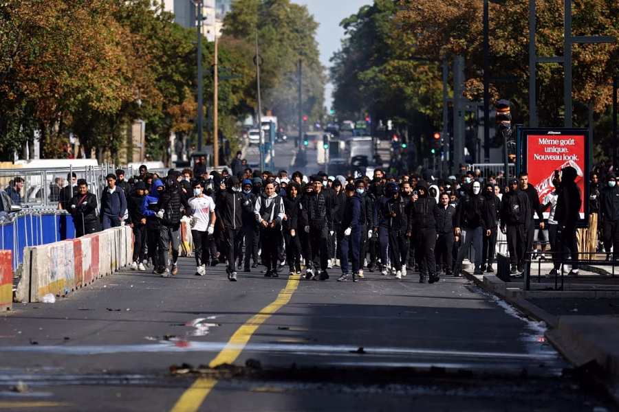 Μαθητής έχασε το μάτι του, γυναίκα δέχθηκε επίθεση με φλογοβόλο – Τι συμβαίνει με τις διαδηλώσεις στη Γαλλία;