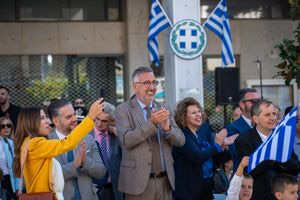 Άγιος Δημήτριος: Γιούχαραν τον δήμαρχο για τη ματαίωση της παρέλασης – «Ντροπή σου»