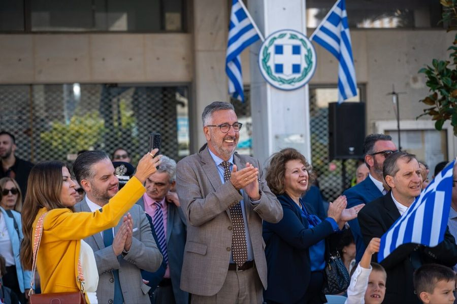 Άγιος Δημήτριος: Γιούχαραν τον δήμαρχο για τη ματαίωση της παρέλασης – «Ντροπή σου»