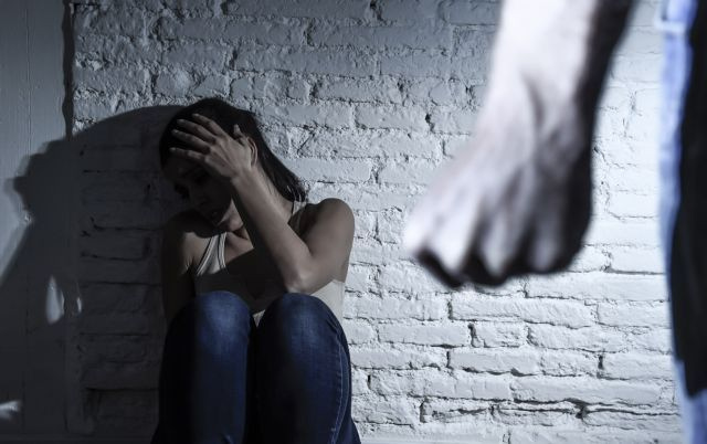 Κίσσαμος: Της κόλλησε πιστόλι στον κρόταφο και απείλησε να τη σκοτώσει – Ο εφιάλτης μιας γυναίκας και η νοσηλεύτρια που την έσωσε
