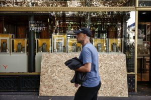 Εξοπλίζονται οι καταστηματάρχες στο Παρίσι: Φόβοι ότι το χάος θα επαναληφθεί στις διαδηλώσεις του Σάββατου