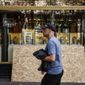 Εξοπλίζονται οι καταστηματάρχες στο Παρίσι: Φόβοι ότι το χάος θα επαναληφθεί στις διαδηλώσεις του Σάββατου