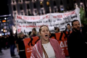 Αντιπολεμικό συλλαλητήριο στο κέντρο της Αθήνας: Ξεκίνησε η πορεία προς την αμερικανική πρεσβεία