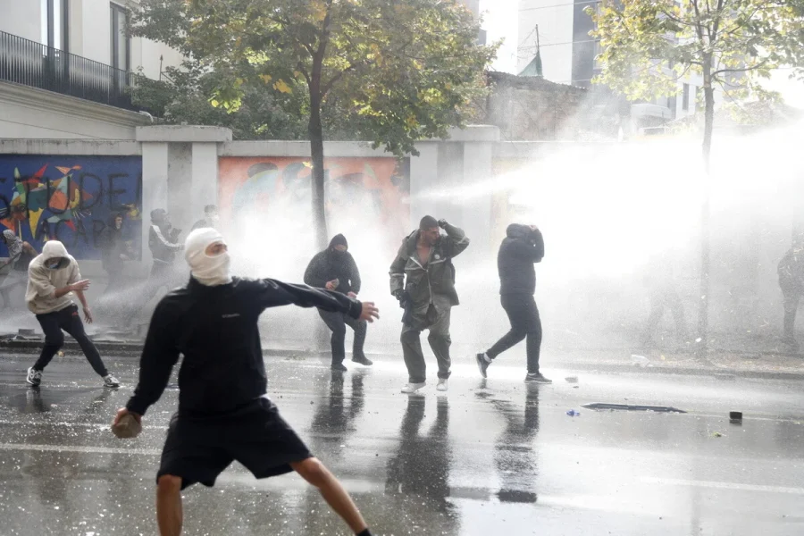 Αλβανία: Τρίτη ημέρα επεισοδίων μεταξύ διαδηλωτών και αστυνομίας στα Τίρανα