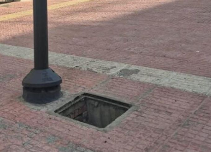 “Έκαναν φτερά” 23 καπάκια φρεατίων από την οδό Κλεισόβης στον Πειραιά