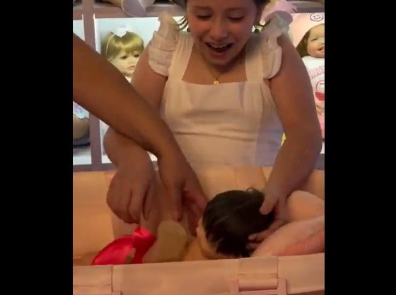 Διχασμένο το διαδίκτυο με το πιο viral δώρο: Χάρισαν σε μικρό κορίτσι κούκλα που «γεννιέται» μέσα από αμνιακό σάκο